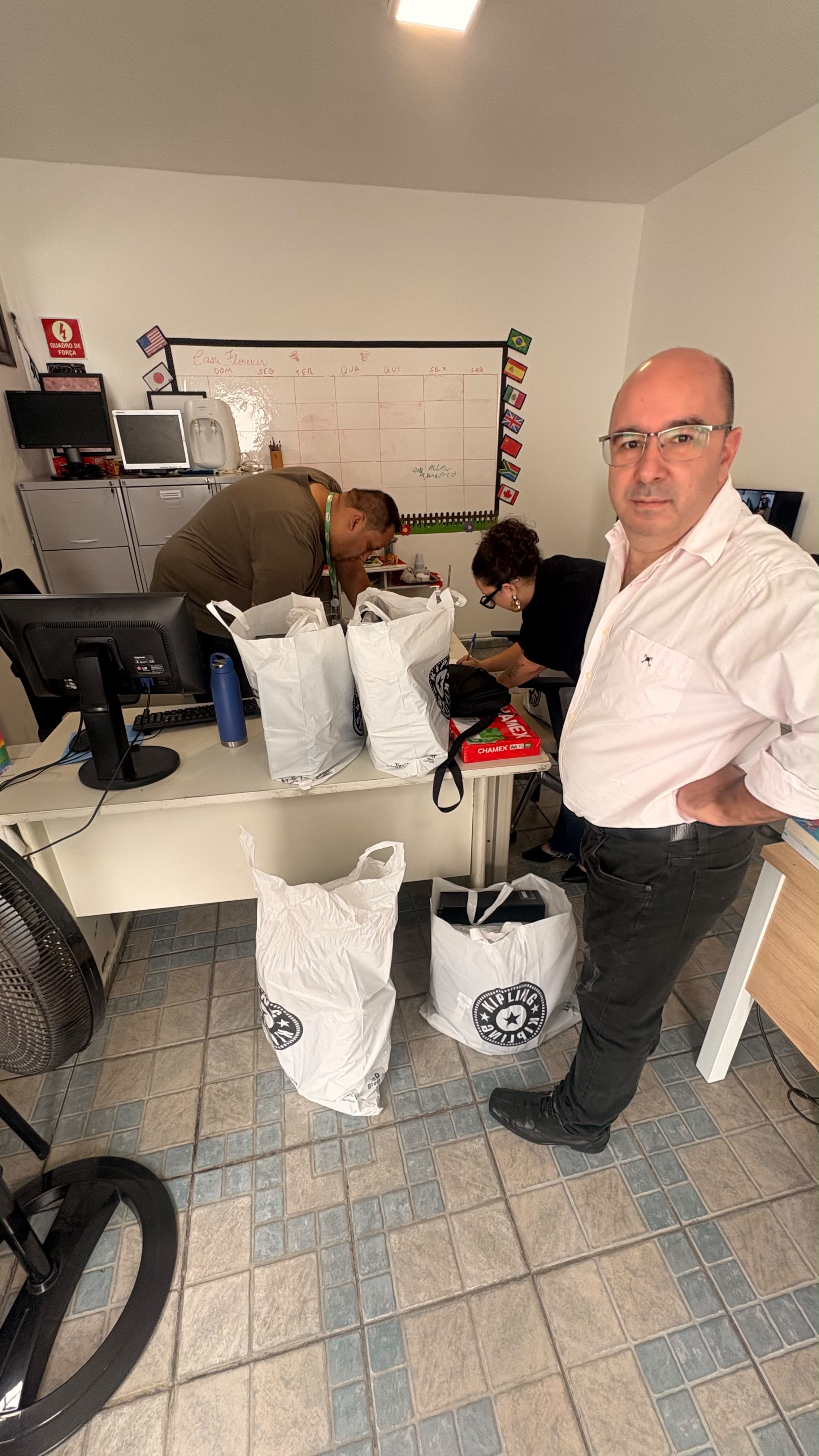 Foto da notícia: Solidariedade que transforma: Grupo Aste e ARLS Ferraz de Vasconcelos realizam doação de cinco computadores ao SAICA Casa Florescer