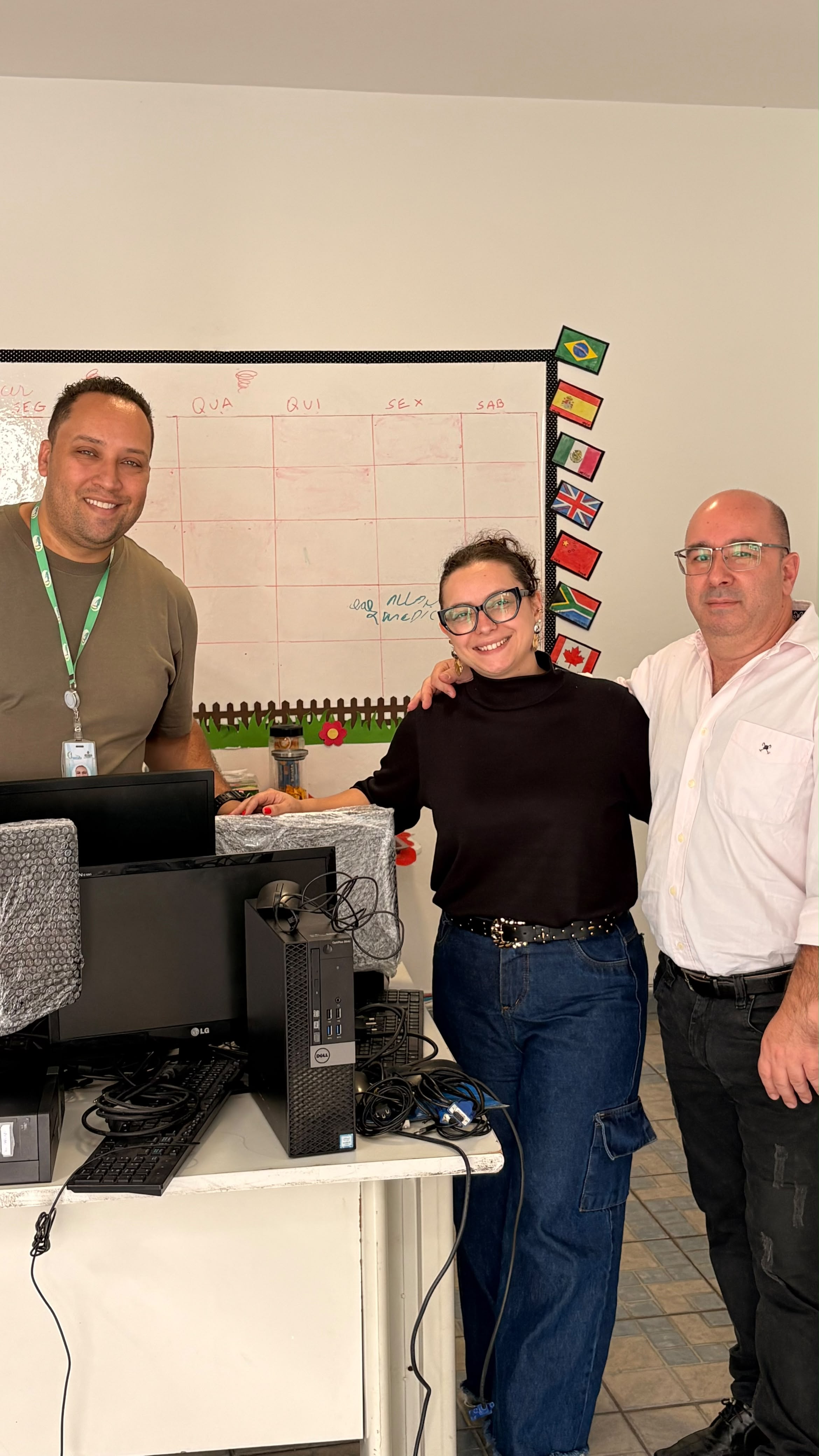 Foto da notícia: Solidariedade que transforma: Grupo Aste e ARLS Ferraz de Vasconcelos realizam doação de cinco computadores ao SAICA Casa Florescer