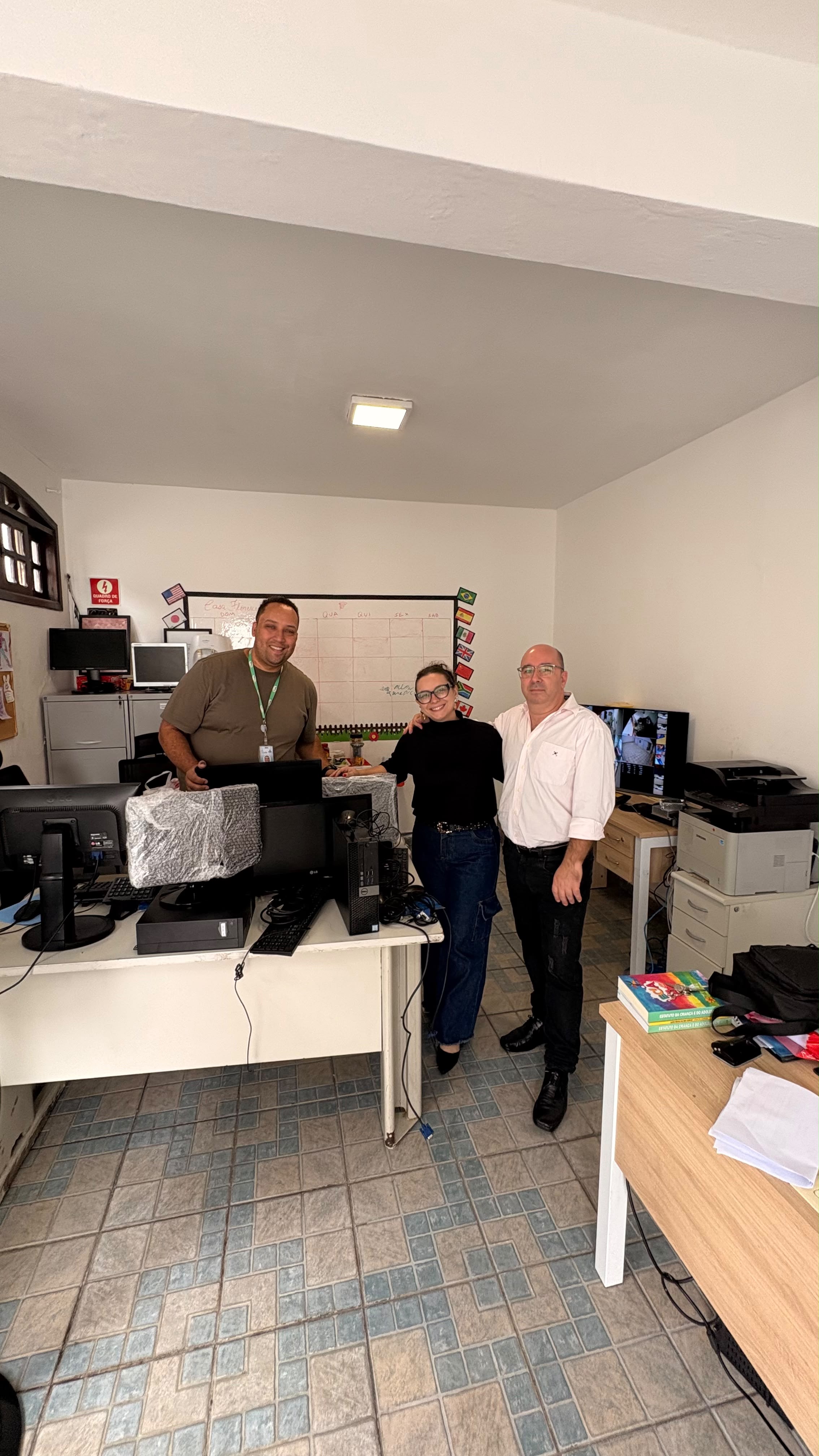 Foto da notícia: Solidariedade que transforma: Grupo Aste e ARLS Ferraz de Vasconcelos realizam doação de cinco computadores ao SAICA Casa Florescer