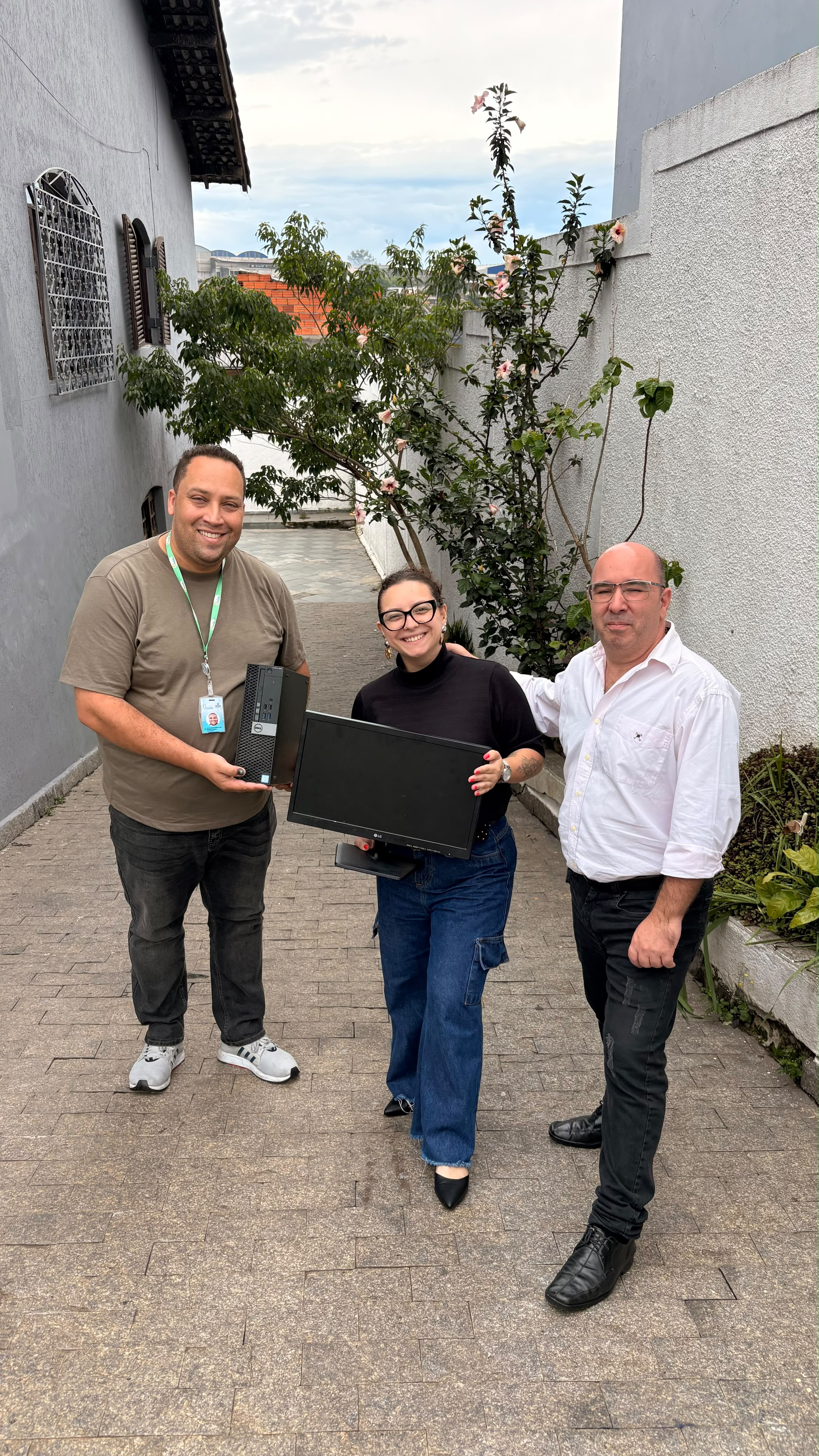 Foto da notícia: Solidariedade que transforma: Grupo Aste e ARLS Ferraz de Vasconcelos realizam doação de cinco computadores ao SAICA Casa Florescer