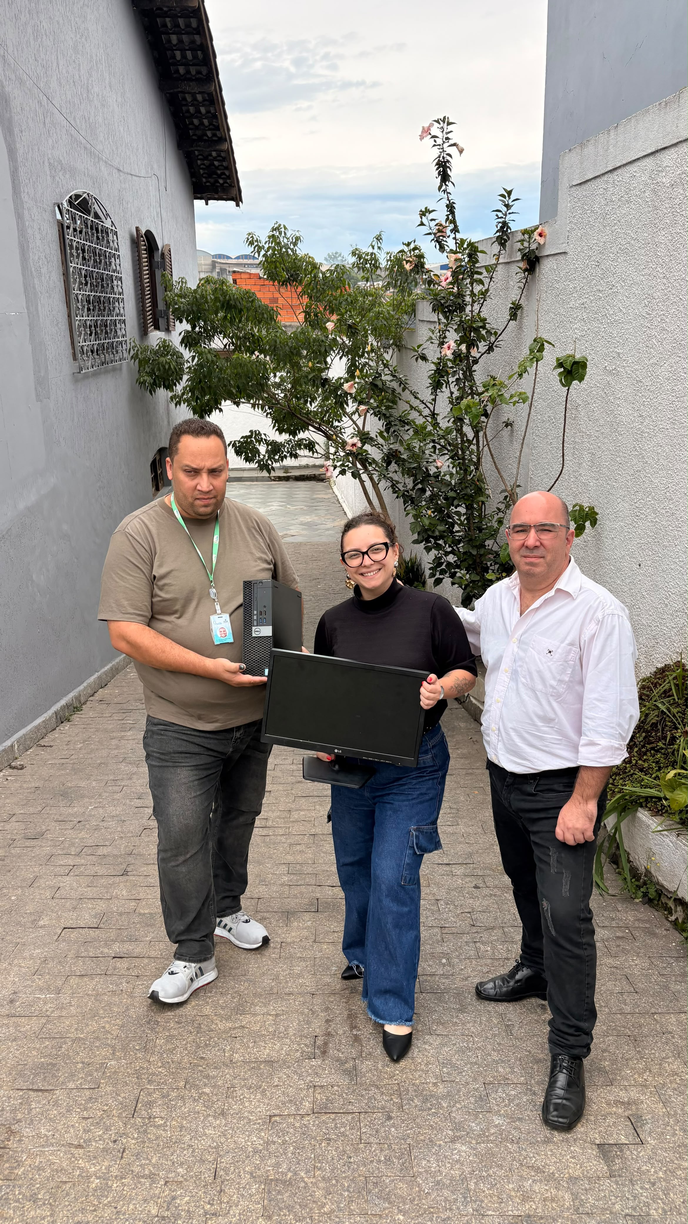 Foto da notícia: Solidariedade que transforma: Grupo Aste e ARLS Ferraz de Vasconcelos realizam doação de cinco computadores ao SAICA Casa Florescer