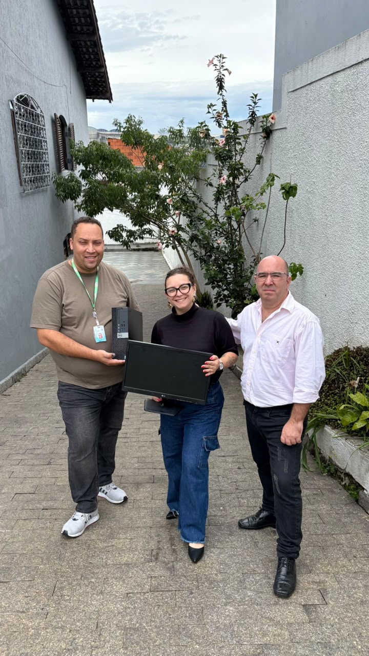 Foto da notícia: Solidariedade que transforma: Grupo Aste e ARLS Ferraz de Vasconcelos realizam doação de cinco computadores ao SAICA Casa Florescer
