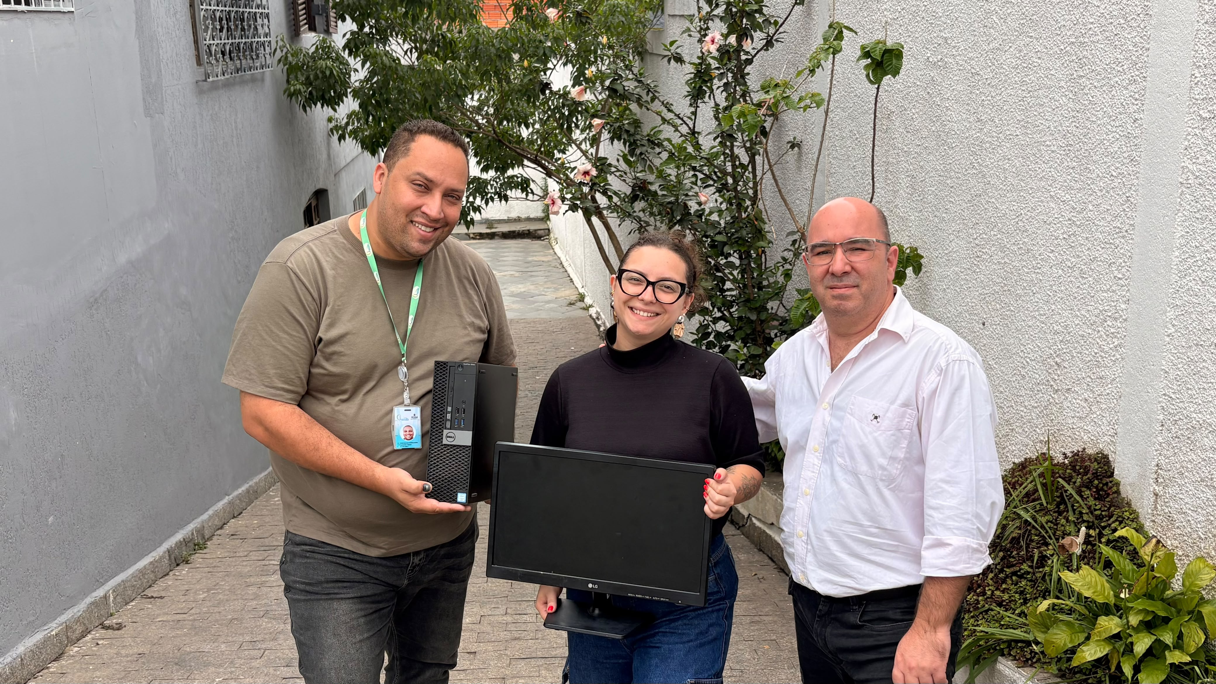 Foto da notícia: Solidariedade que transforma: Grupo Aste e ARLS Ferraz de Vasconcelos realizam doação de cinco computadores ao SAICA Casa Florescer