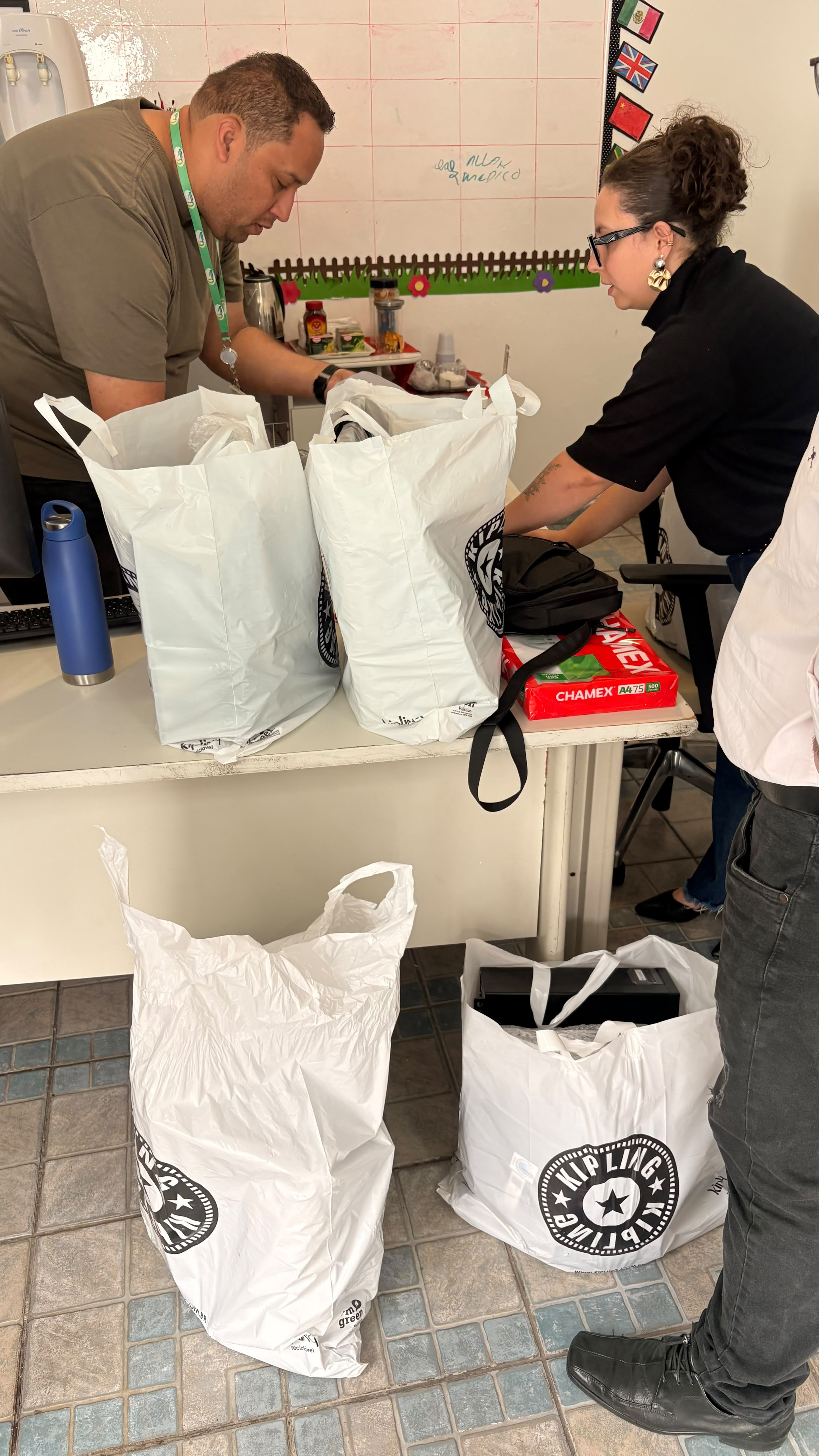 Foto da notícia: Solidariedade que transforma: Grupo Aste e ARLS Ferraz de Vasconcelos realizam doação de cinco computadores ao SAICA Casa Florescer