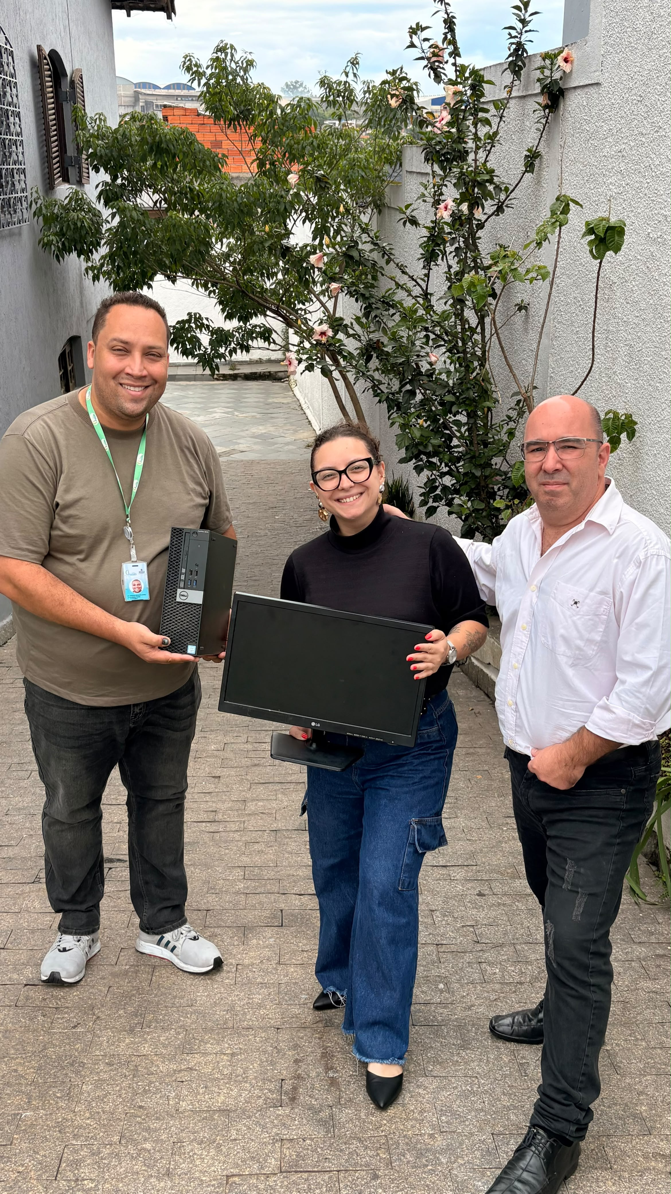 Foto da notícia: Solidariedade que transforma: Grupo Aste e ARLS Ferraz de Vasconcelos realizam doação de cinco computadores ao SAICA Casa Florescer